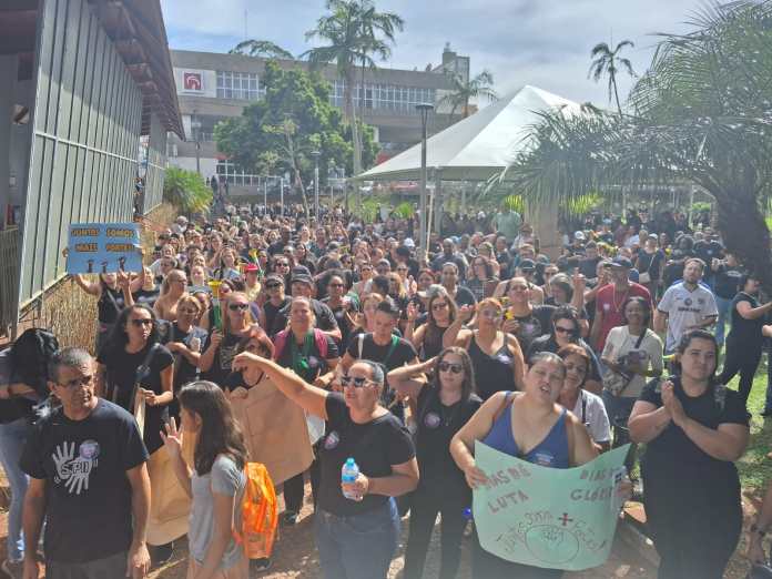 Greve: concentração na Praça Coronel Salles Greve: concentração na Praça Coronel Salles