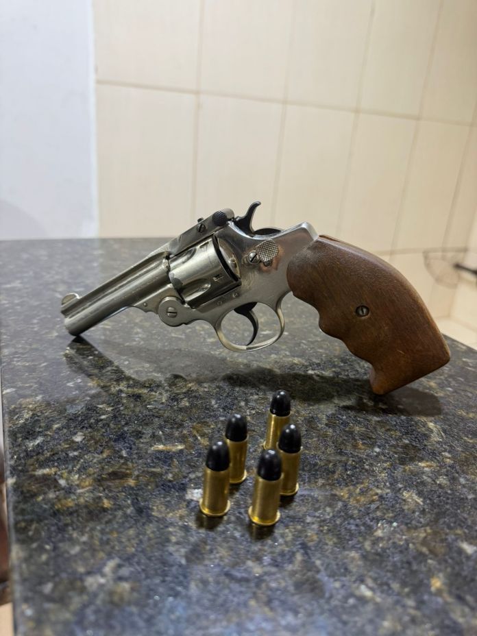 Arma roubada é apreendida em operação da Força Tática em São Carlos Arma roubada é apreendida em operação da Força Tática em São Carlos