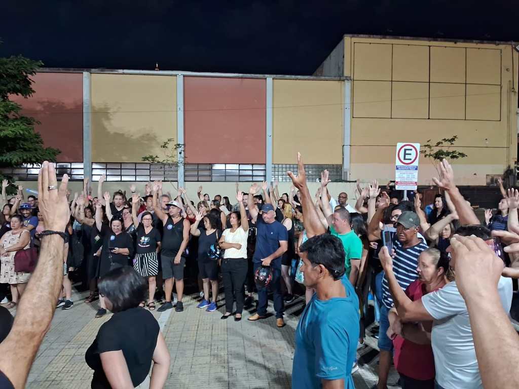 Servidores encerram greve