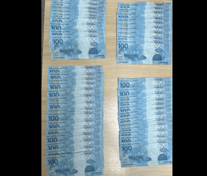 Dupla é presa após usar dinheiro falso para comprar iPhone e fugir em rodovia da região Dupla é presa após usar dinheiro falso para comprar iPhone e fugir em rodovia da região