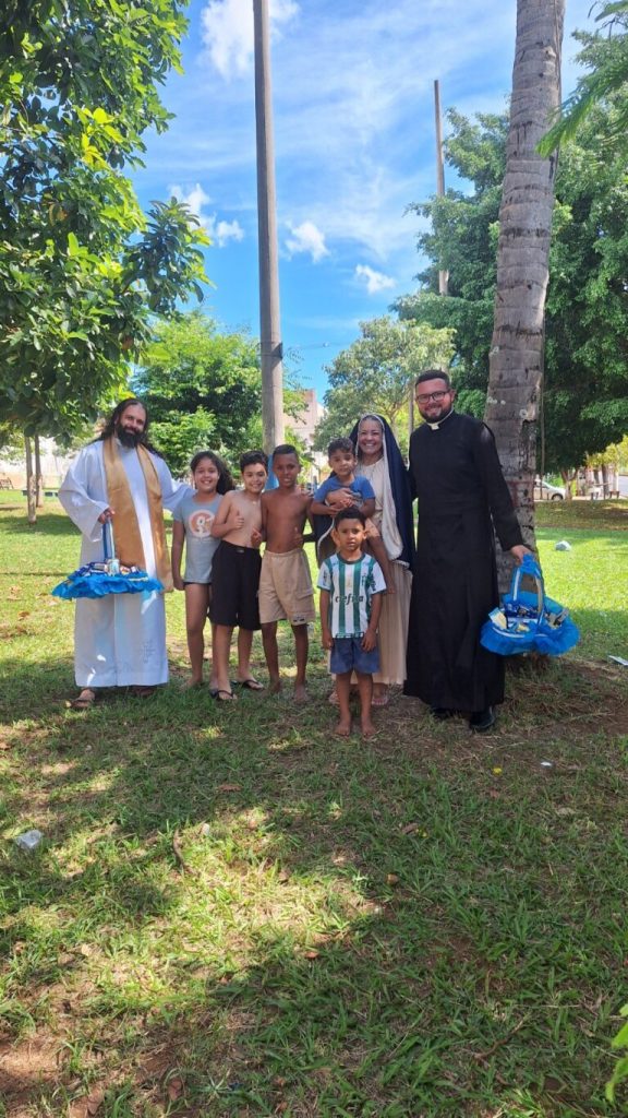 Terço dos Homens distribui chocolates em bairros carentes de São Carlos