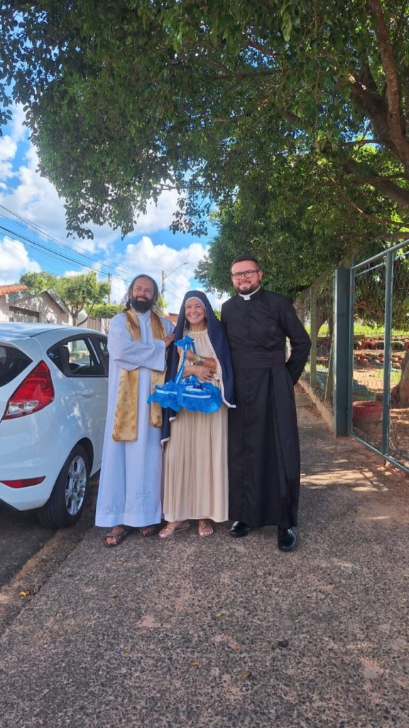 Terço dos Homens distribui chocolates em bairros carentes de São Carlos