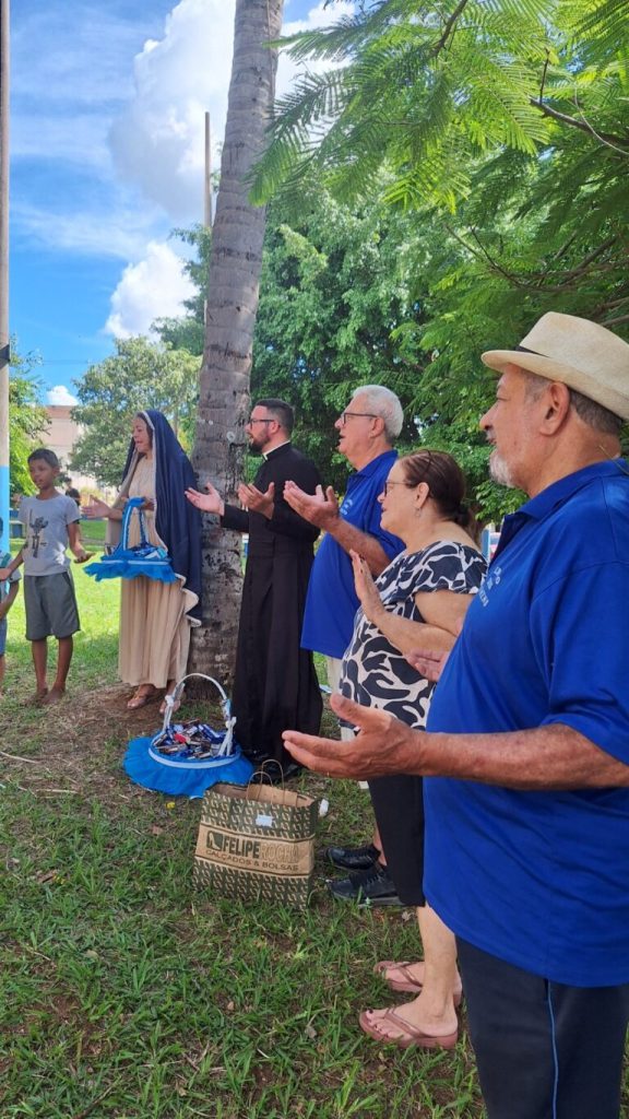 Terço dos Homens distribui chocolates em bairros carentes de São Carlos