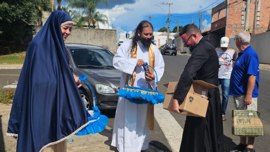 Terço dos Homens distribui chocolates em bairros carentes de São Carlos
