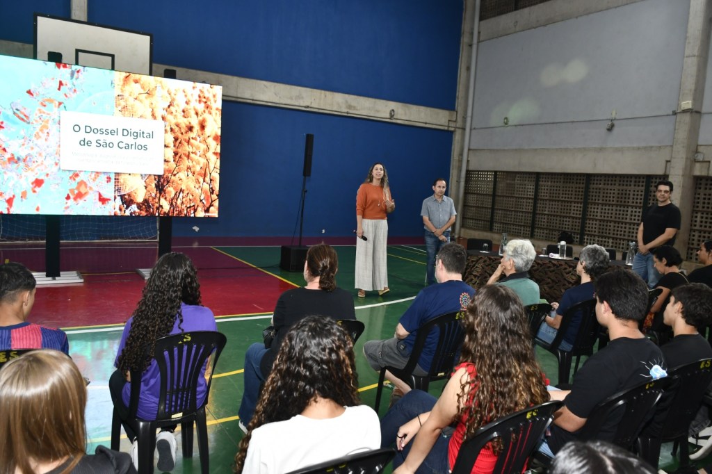 A Prefeitura de São Carlos, por meio da Secretaria Municipal do Clima e Meio Ambiente, realizou na noite desta segunda-feira (13/04), no bairro Cidade Aracy, mais uma audiência pública voltada à construção do Plano Municipal de Arborização Urbana.