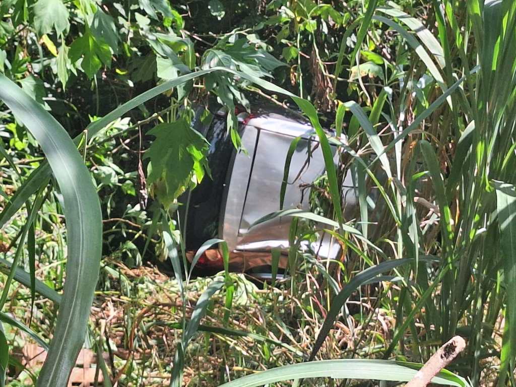 Fiat caiu de ribanceira