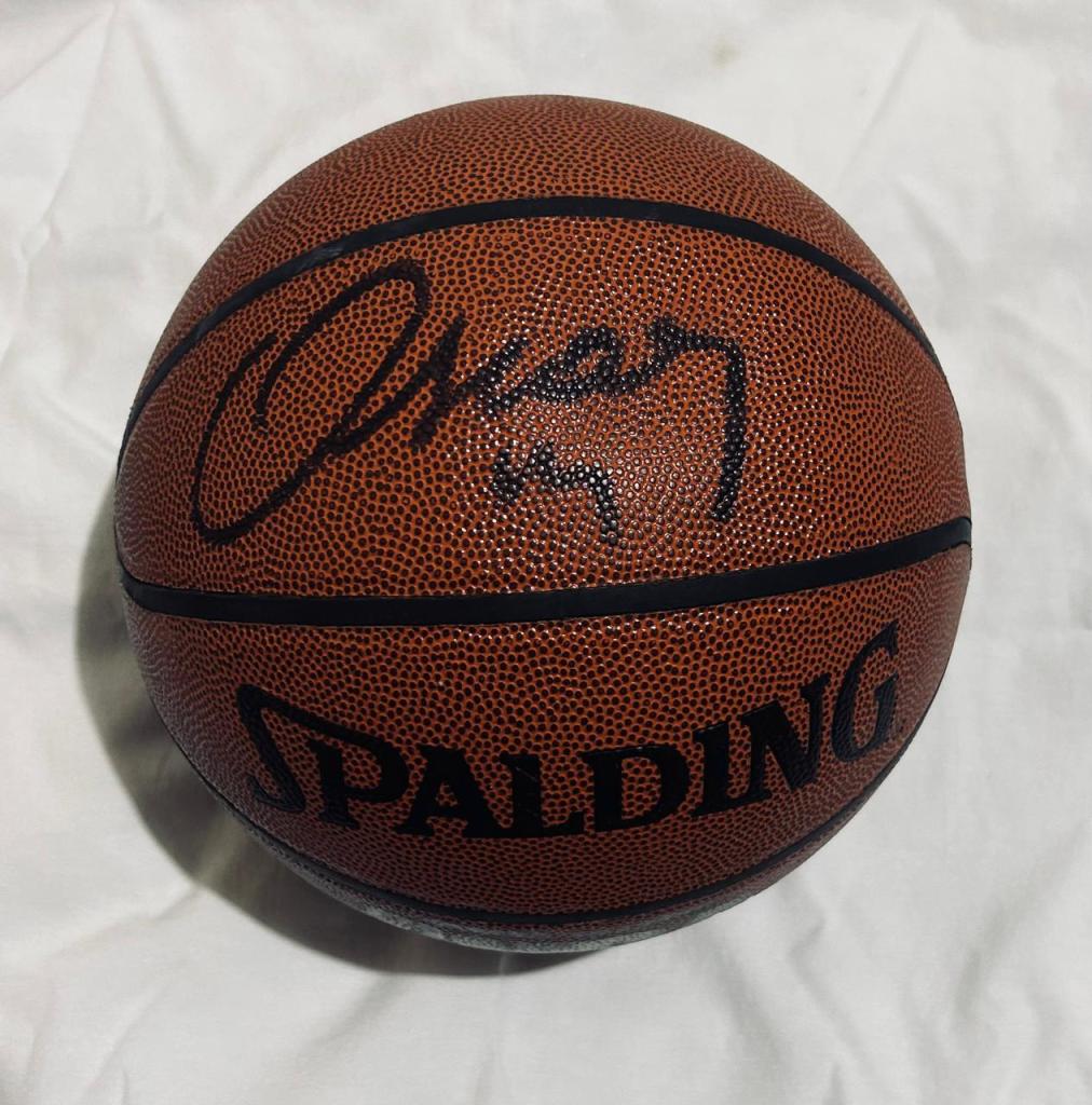 Ana guarda com orgulho bola autografada por Oscar