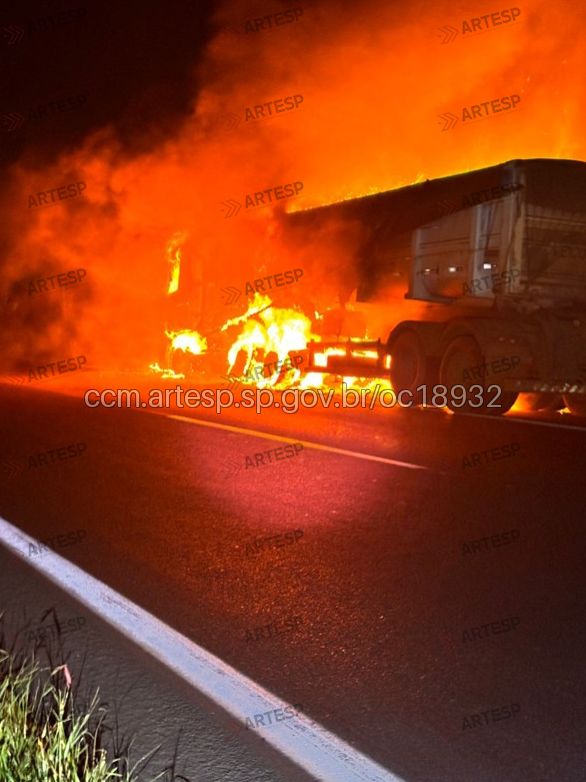 bf6befd1-da4a-4b20-befc-4a563eaa611d Caminhão pega fogo na WL