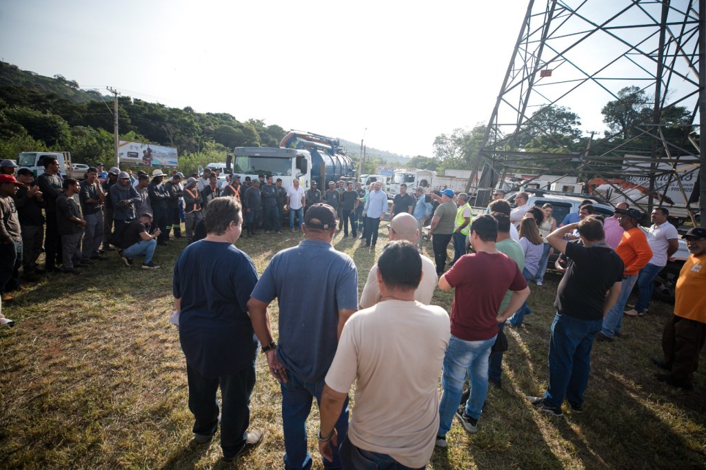 O programa São Carlos Mais Bonita começou, na manhã desta quarta-feira (29/04), as ações de zeladoria na região sul do município, com um mutirão de limpeza no bairro Cidade Aracy.