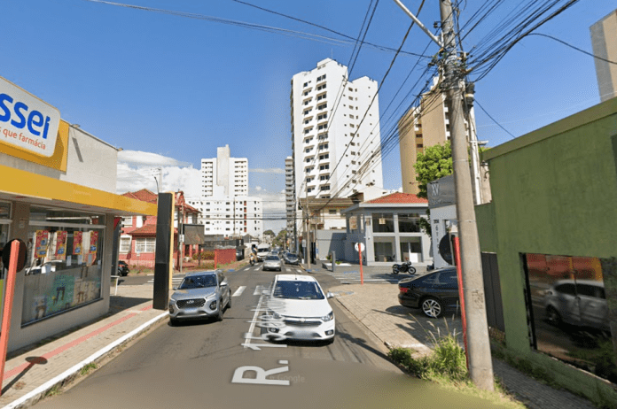 Mulher é assaltada por ladrão com faca ao caminhar para consulta médica no Centro de São Carlos Mulher é assaltada por ladrão com faca ao caminhar para consulta médica no Centro de São Carlos