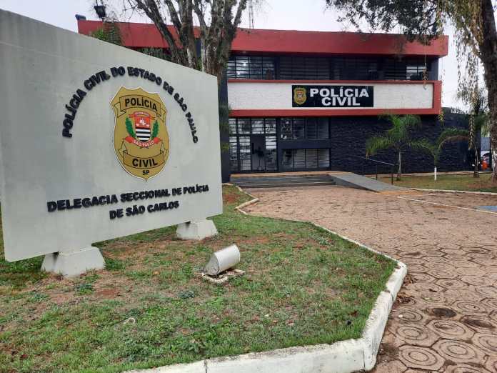 Um roubo registrado durante a madrugada desta terça-feira (21) deixou moradores assustados no Residencial Itamarati, em São Carlos. Um roubo registrado durante a madrugada desta terça-feira (21) deixou moradores assustados no Residencial Itamarati, em São Carlos.