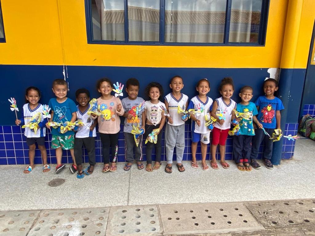 Crianças receberam ovos de Páscoa