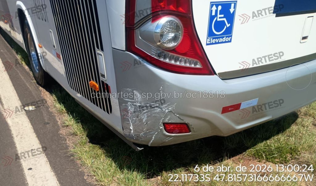 Gol colidiu em ônibus