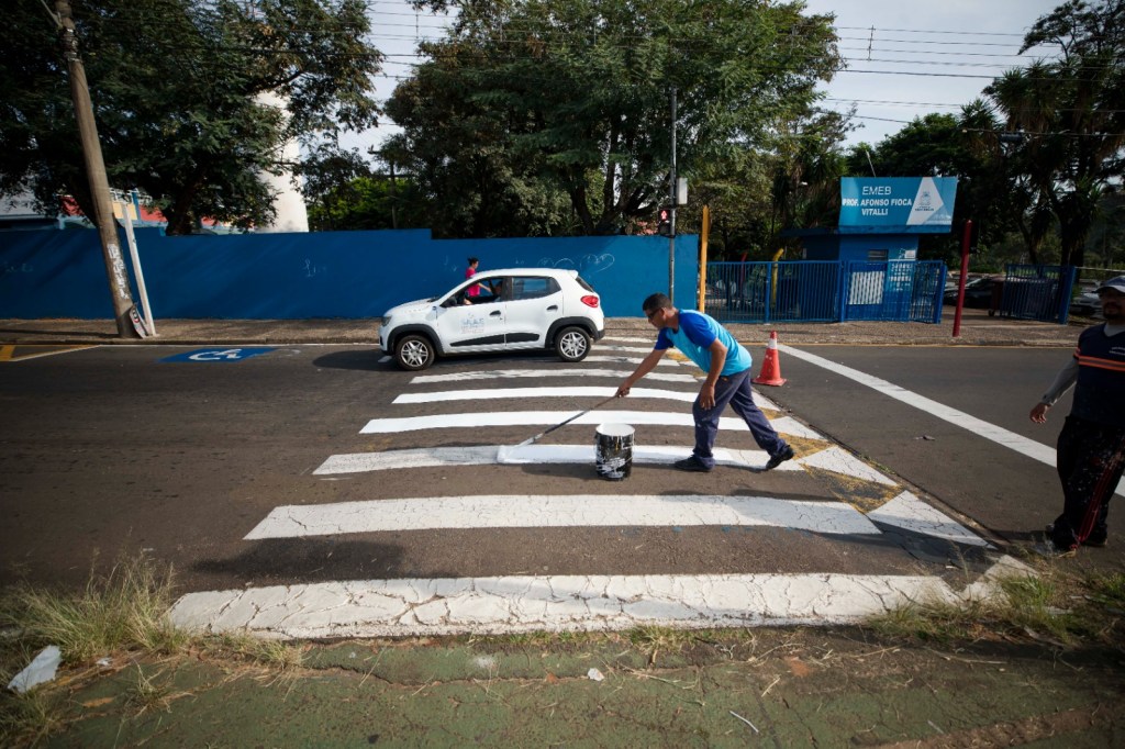 O programa São Carlos Mais Bonita começou, na manhã desta quarta-feira (29/04), as ações de zeladoria na região sul do município, com um mutirão de limpeza no bairro Cidade Aracy.