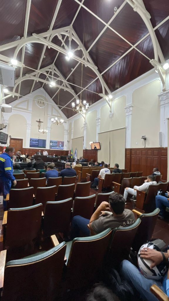 A Câmara Municipal de São Carlos aprovou na tarde desta terça-feira (19) um projeto de lei que autoriza a Prefeitura a contratar uma operação de crédito de até R$ 20 milhões junto à Desenvolve SP para obras de recapeamento asfáltico em vias urbanas da cidade.