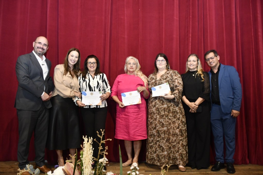 O Fundo Social de Solidariedade de São Carlos promoveu na noite da última terça-feira (26/05), no Teatro Municipal Alderico Vieira Perdigão, uma emocionante cerimônia de renovação de votos com casais que participaram de uma das dez edições do Casamento Comunitário.