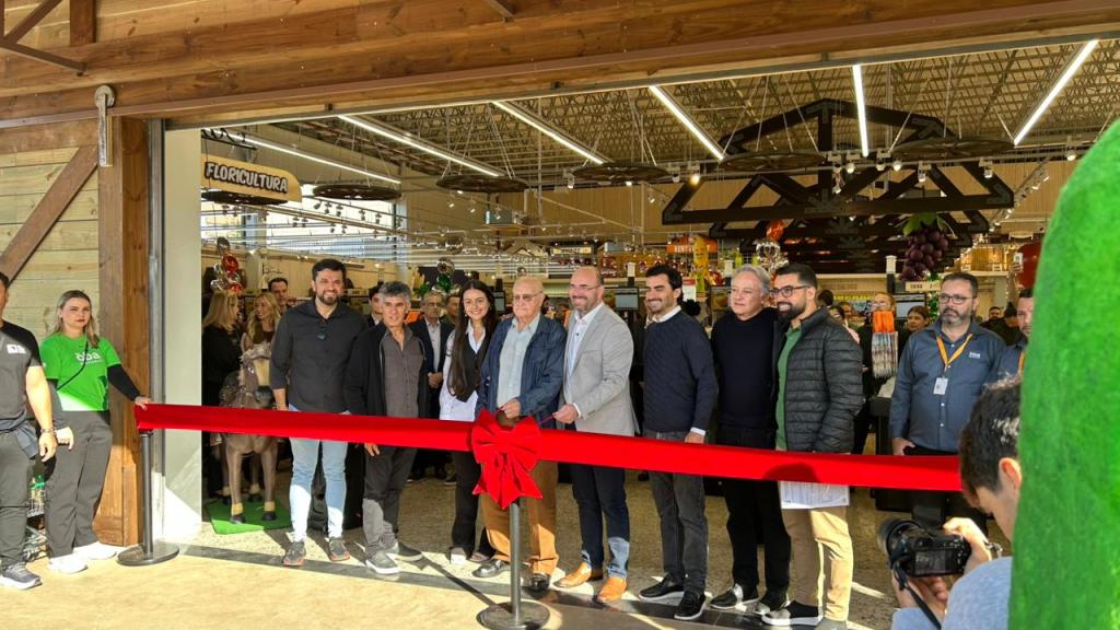 A rede Oba Hortifruti inaugurou na manhã desta quinta-feira (14) sua primeira unidade em São Carlos (SP). Localizada na Avenida Bruno Ruggiero Filho, na região do Parque Santa Felícia, próximo ao Shopping São Carlos