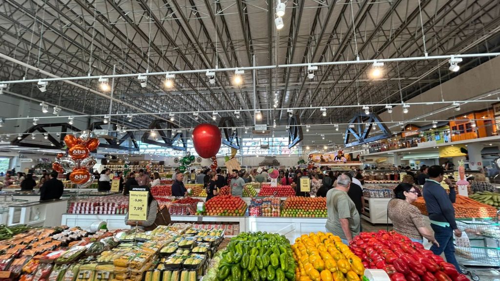 A rede Oba Hortifruti inaugurou na manhã desta quinta-feira (14) sua primeira unidade em São Carlos (SP). Localizada na Avenida Bruno Ruggiero Filho, na região do Parque Santa Felícia, próximo ao Shopping São Carlos