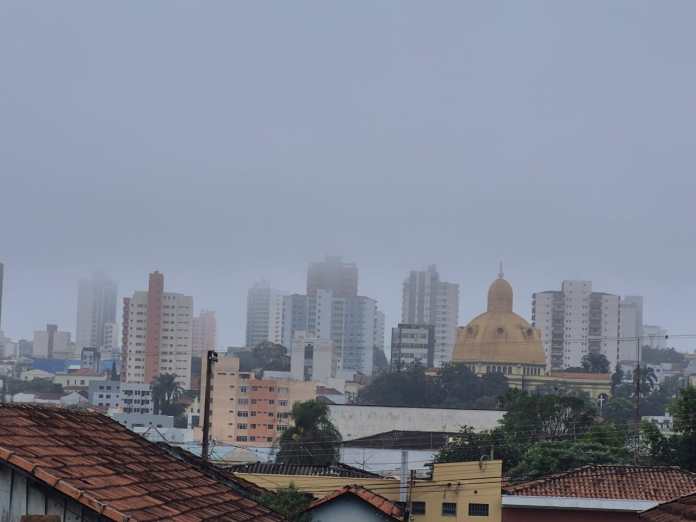 Frio, vento gelado e possibilidade de chuva marcam a noite em São Carlos Frio, vento gelado e possibilidade de chuva marcam a noite em São Carlos