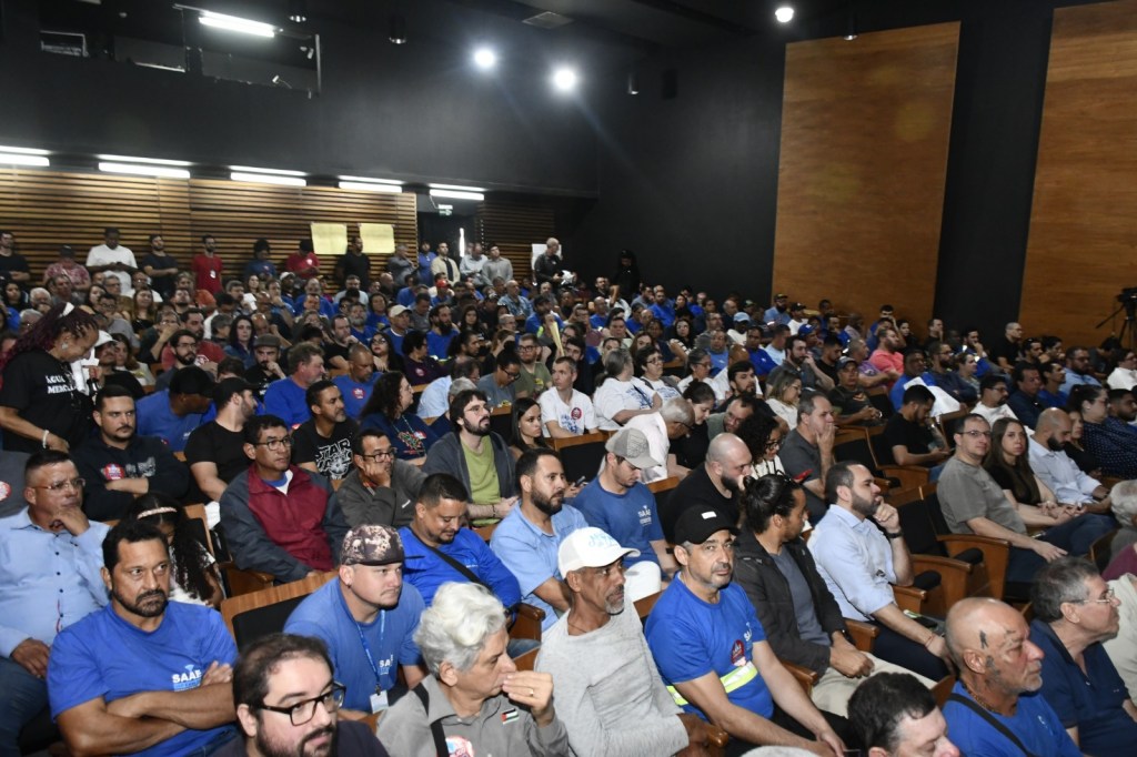 O Teatro Municipal Doutor Alderico Vieira Perdigão esteve lotado de servidores do Serviço Autônomo de Água e Esgoto (SAAE), vereadores e autoridades municipais, em uma audiência pública realizada nesta segunda-feira (25/05), que discutiu os impactos do programa Universaliza SP em São Carlos.