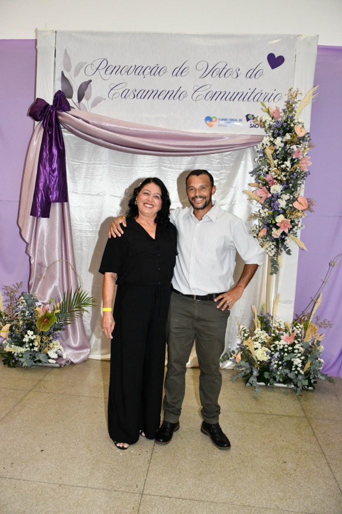 O Fundo Social de Solidariedade de São Carlos promoveu na noite da última terça-feira (26/05), no Teatro Municipal Alderico Vieira Perdigão, uma emocionante cerimônia de renovação de votos com casais que participaram de uma das dez edições do Casamento Comunitário.