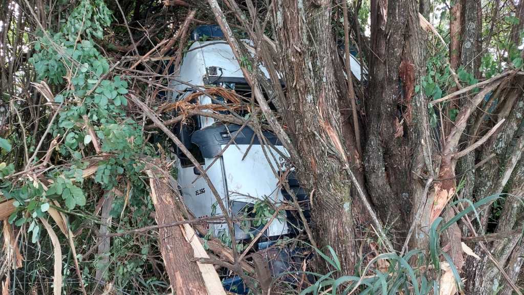 Um grave acidente registrado na tarde desta sexta-feira (22) resultou na morte de um caminhoneiro na rodovia SP-215, no trecho entre os municípios de Dourado e Ribeirão Bonito.