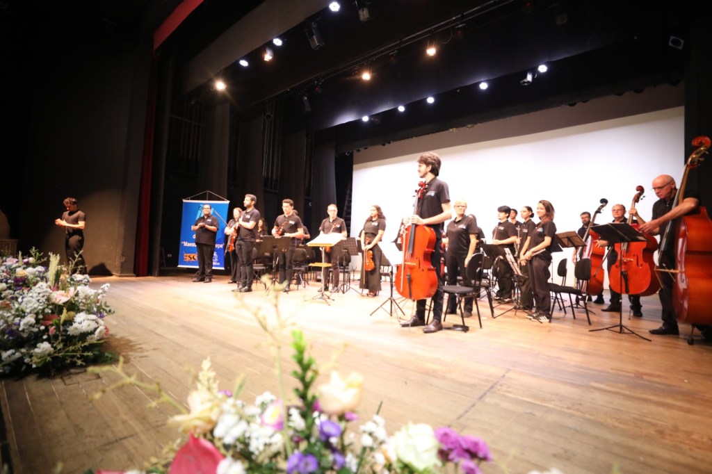 O Fundo Social de Solidariedade de São Carlos promoveu na noite da última terça-feira (26/05), no Teatro Municipal Alderico Vieira Perdigão, uma emocionante cerimônia de renovação de votos com casais que participaram de uma das dez edições do Casamento Comunitário.
