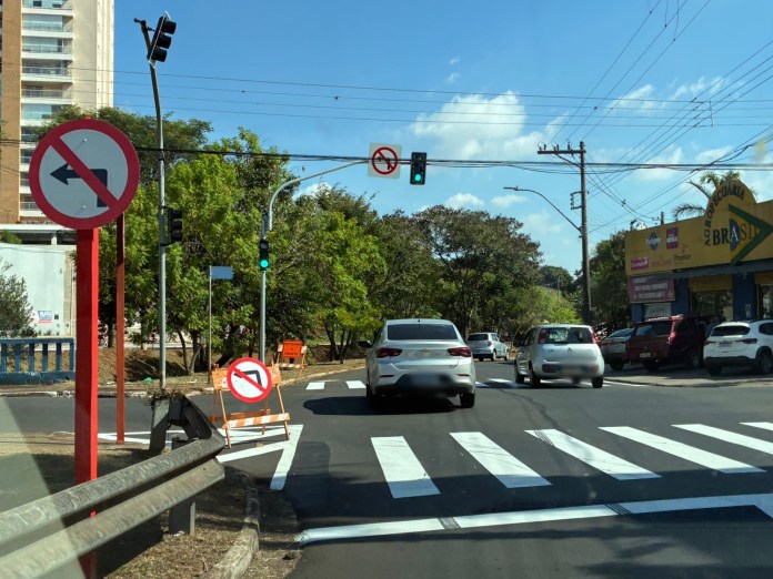 27e479e3-5d19-4c90-833d-ce30757c030d Mudanças: aqui o motorista não pode mais virar à esquerda