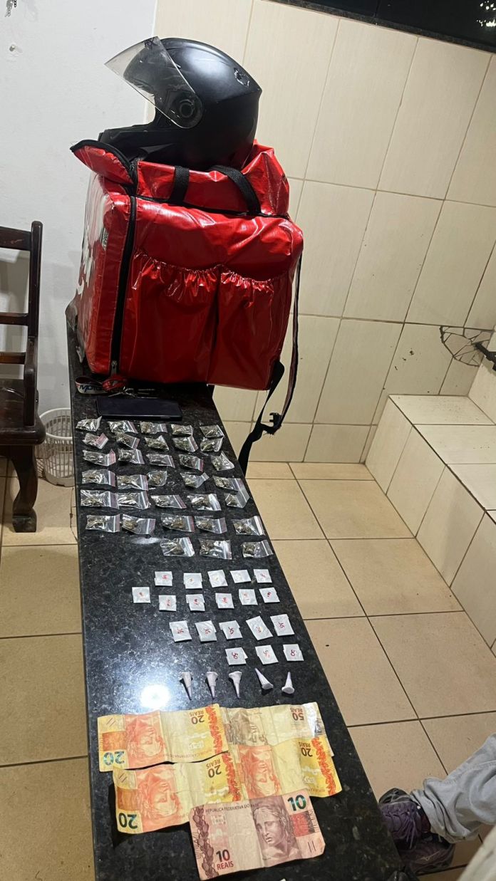 2c2673bf-f87b-461c-8da0-84c942a5b95b Um homem foi preso em flagrante por tráfico de drogas na madrugada desta quarta-feira (13), após ser abordado pela Polícia Militar enquanto transportava entorpecentes em uma mochila de entregas por aplicativo, em São Carlos.