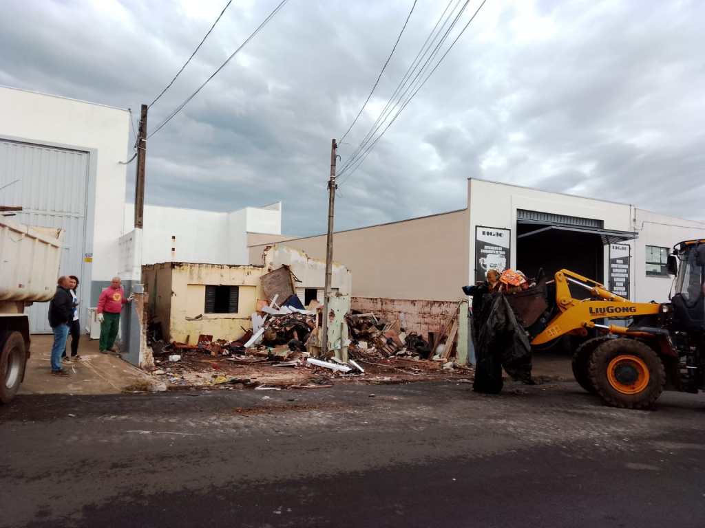A Prefeitura de São Carlos realizou nesta quarta-feira (20/05) a demolição de um imóvel abandonado localizado na Avenida São Gabriel, no bairro Botafogo.