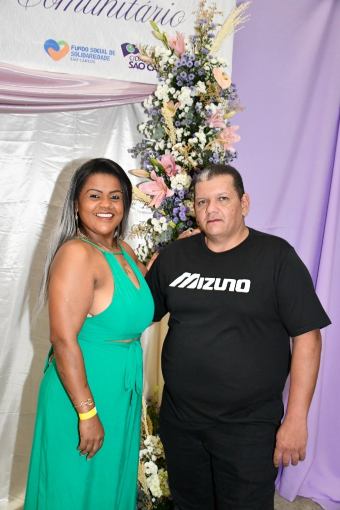 O Fundo Social de Solidariedade de São Carlos promoveu na noite da última terça-feira (26/05), no Teatro Municipal Alderico Vieira Perdigão, uma emocionante cerimônia de renovação de votos com casais que participaram de uma das dez edições do Casamento Comunitário.