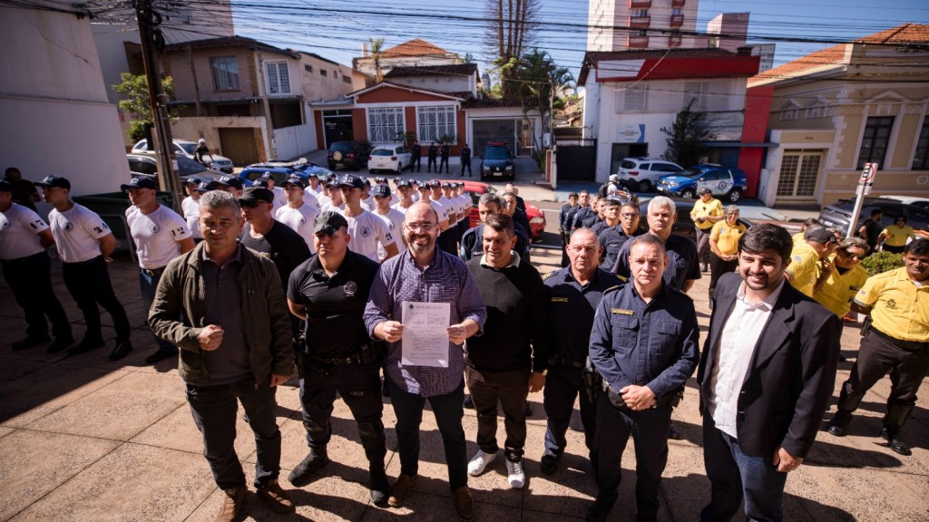 Nesta sexta (29), São Carlos testemunhou um momento de grande relevância para a valorização da segurança pública municipal. No Paço Municipal, autoridades e representantes se reuniram para anunciar oficialmente a recomposição dos benefícios salariais da Guarda Municipal e dos Agentes de Trânsito, categorias que haviam sofrido perdas significativas após uma decisão judicial.