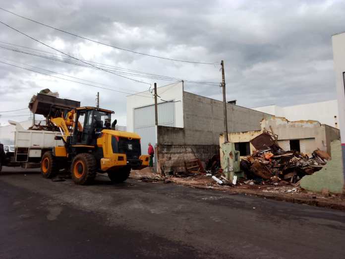 528003ce-cf19-480c-92e3-f237cdefc0fb A Prefeitura de São Carlos realizou nesta quarta-feira (20/05) a demolição de um imóvel abandonado localizado na Avenida São Gabriel, no bairro Botafogo.