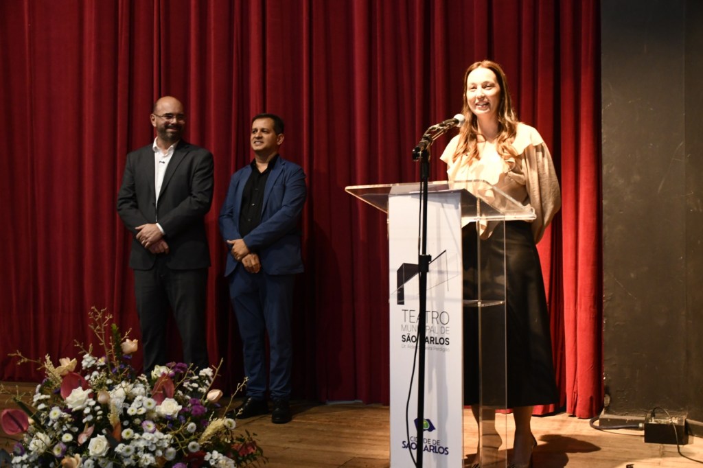 O Fundo Social de Solidariedade de São Carlos promoveu na noite da última terça-feira (26/05), no Teatro Municipal Alderico Vieira Perdigão, uma emocionante cerimônia de renovação de votos com casais que participaram de uma das dez edições do Casamento Comunitário.