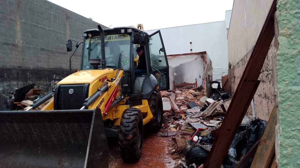 A Prefeitura de São Carlos realizou nesta quarta-feira (20/05) a demolição de um imóvel abandonado localizado na Avenida São Gabriel, no bairro Botafogo.