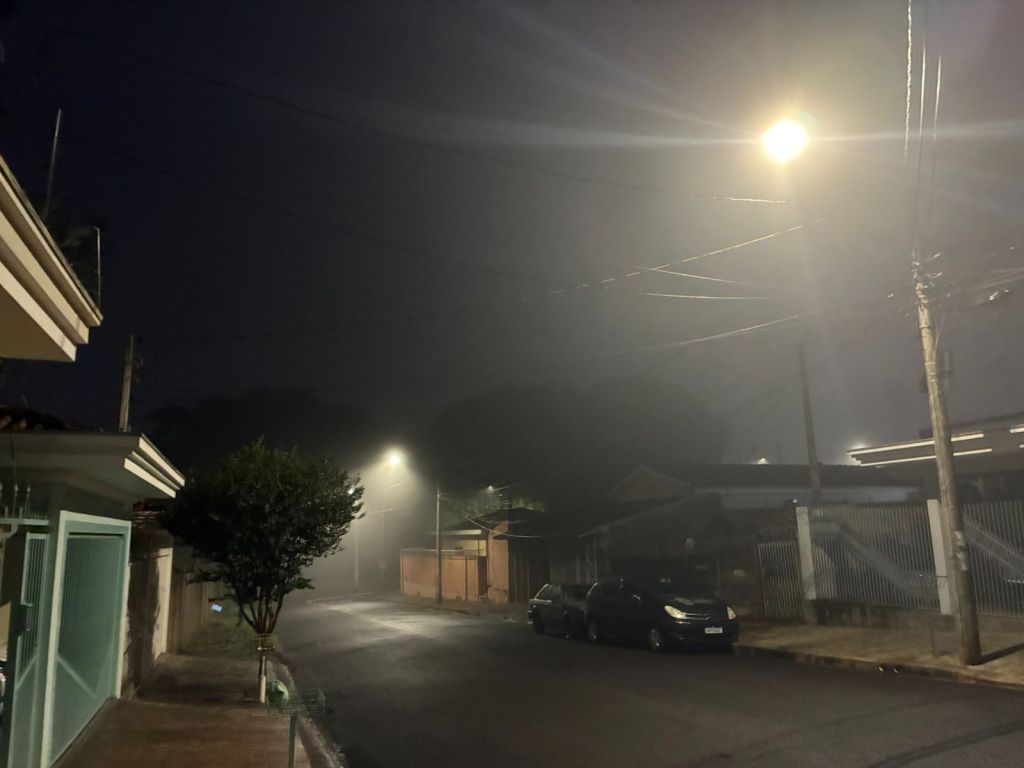 Após uma madrugada chuvosa nesta terça-feira, 19 de maio, a cidade de São Carlos amanheceu coberta por uma intensa neblina. Ruas, avenidas, parques e até as rodovias que cortam a região ficaram parcialmente encobertos pelo fenômeno, que reduziu drasticamente a visibilidade em diversos pontos do município.