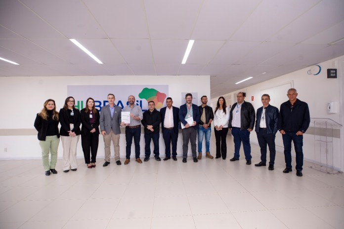 558583b5-84cc-43f7-ae9e-239f70e80b15 O prefeito Netto Donato e o secretário de Saúde, Leandro Pilha, entregaram na manhã desta sexta-feira (22/05) o alvará de funcionamento das novas instalações do Hospital Universitário (HU-UFSCar