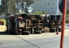 Um caminhão carregado com serragem tombou na manhã desta terça-feira (5), na Avenida Dr. José Reali, localizada no Distrito Industrial de São Carlos.
