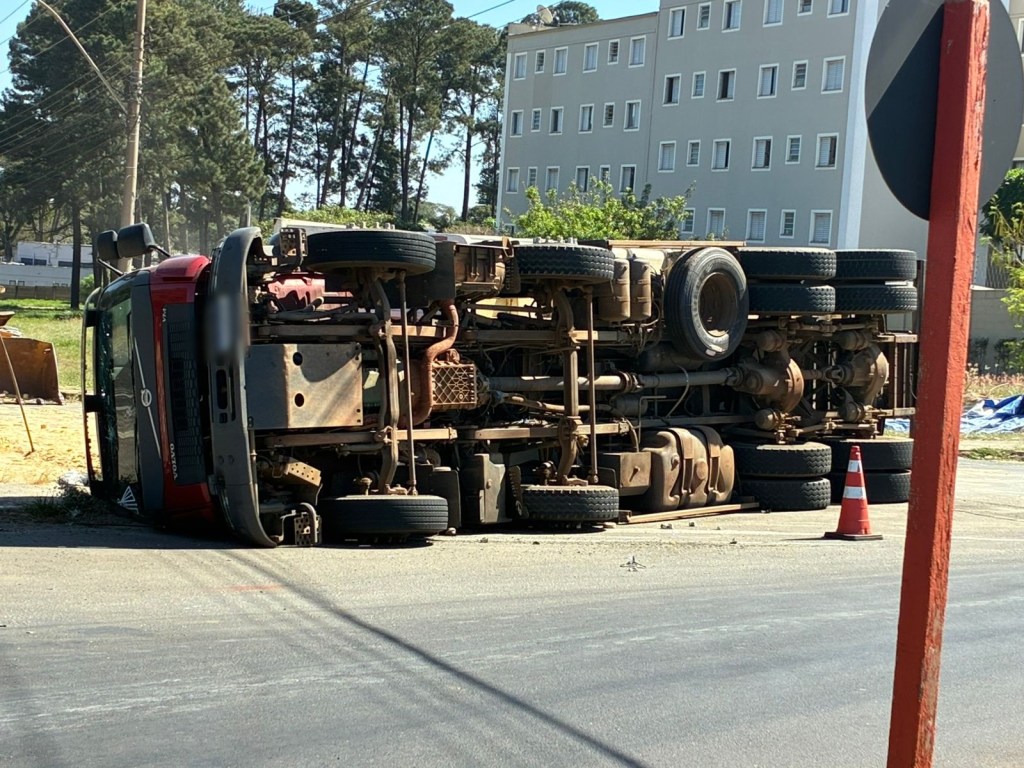 Um caminhão carregado com serragem tombou na manhã desta terça-feira (5), na Avenida Dr. José Reali, localizada no Distrito Industrial de São Carlos.