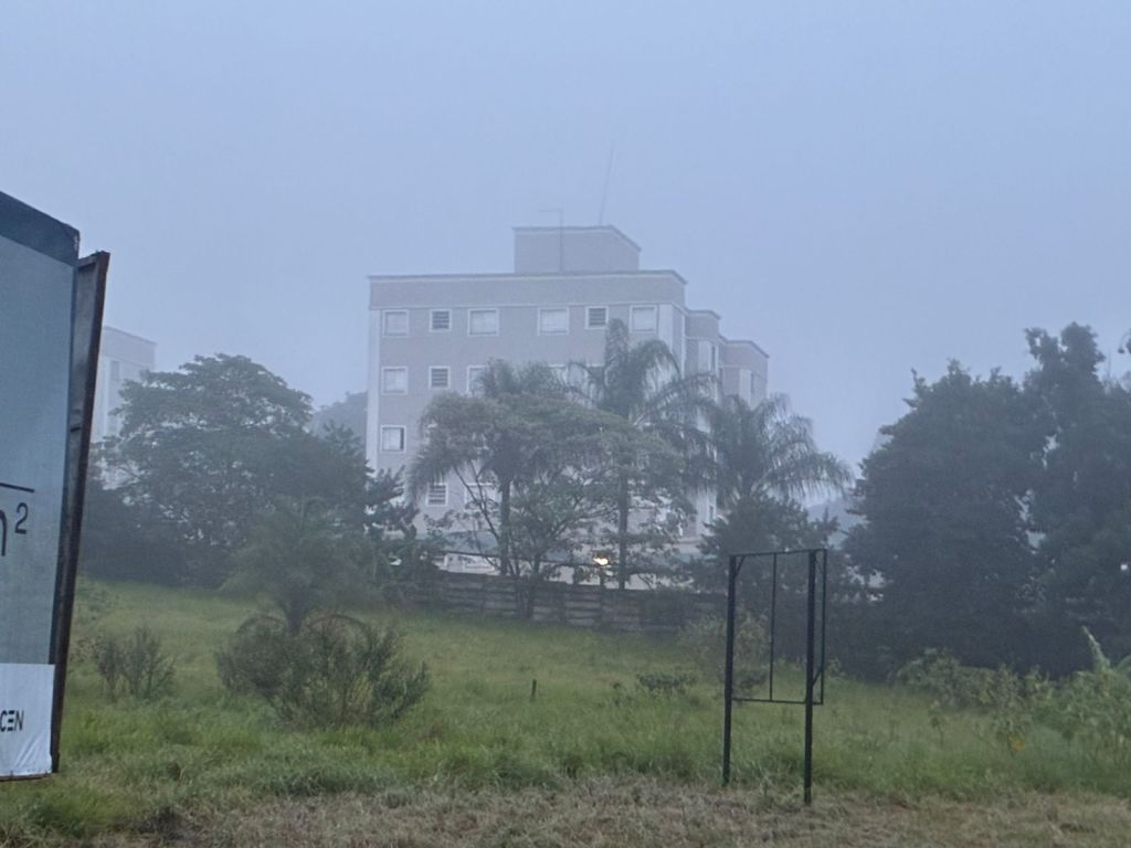 São Carlos amanheceu nesta quinta-feira (21) com temperatura de 15°C, forte neblina em diversos pontos e sensação térmica próxima dos 13°C por conta dos ventos.