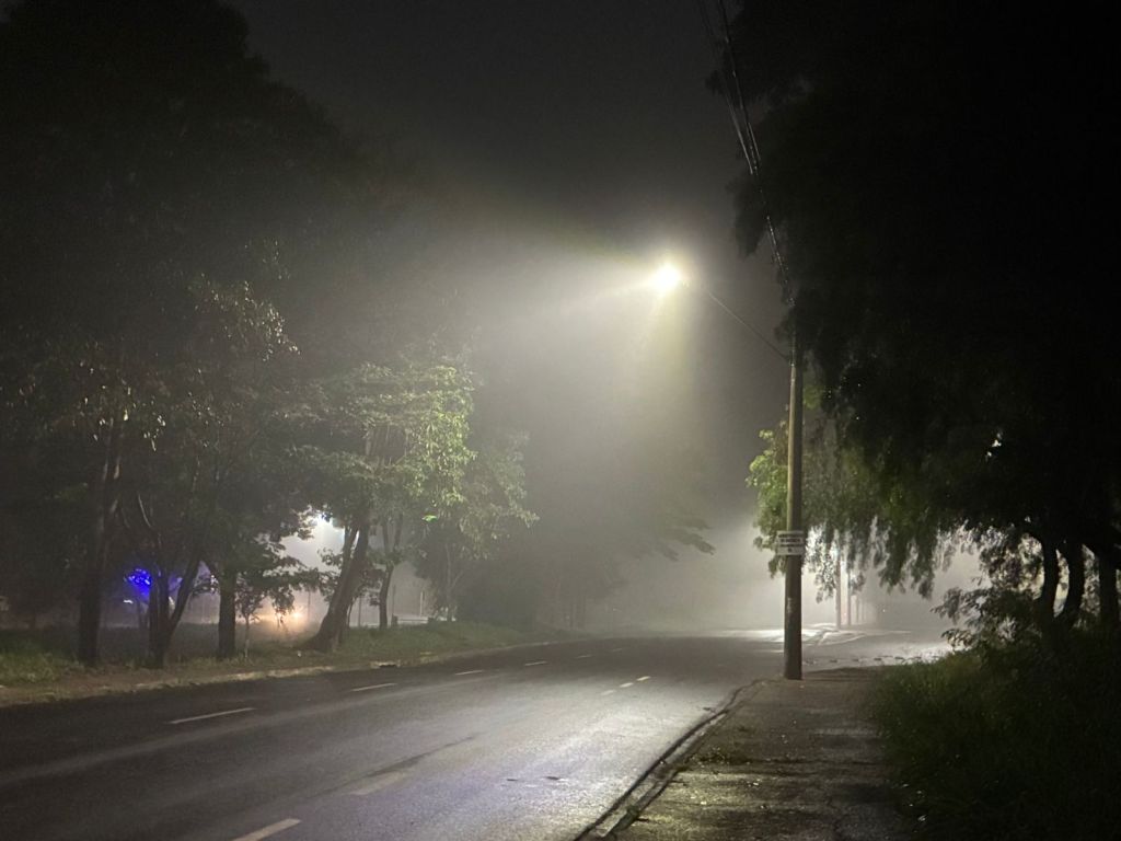 Após uma madrugada chuvosa nesta terça-feira, 19 de maio, a cidade de São Carlos amanheceu coberta por uma intensa neblina. Ruas, avenidas, parques e até as rodovias que cortam a região ficaram parcialmente encobertos pelo fenômeno, que reduziu drasticamente a visibilidade em diversos pontos do município.