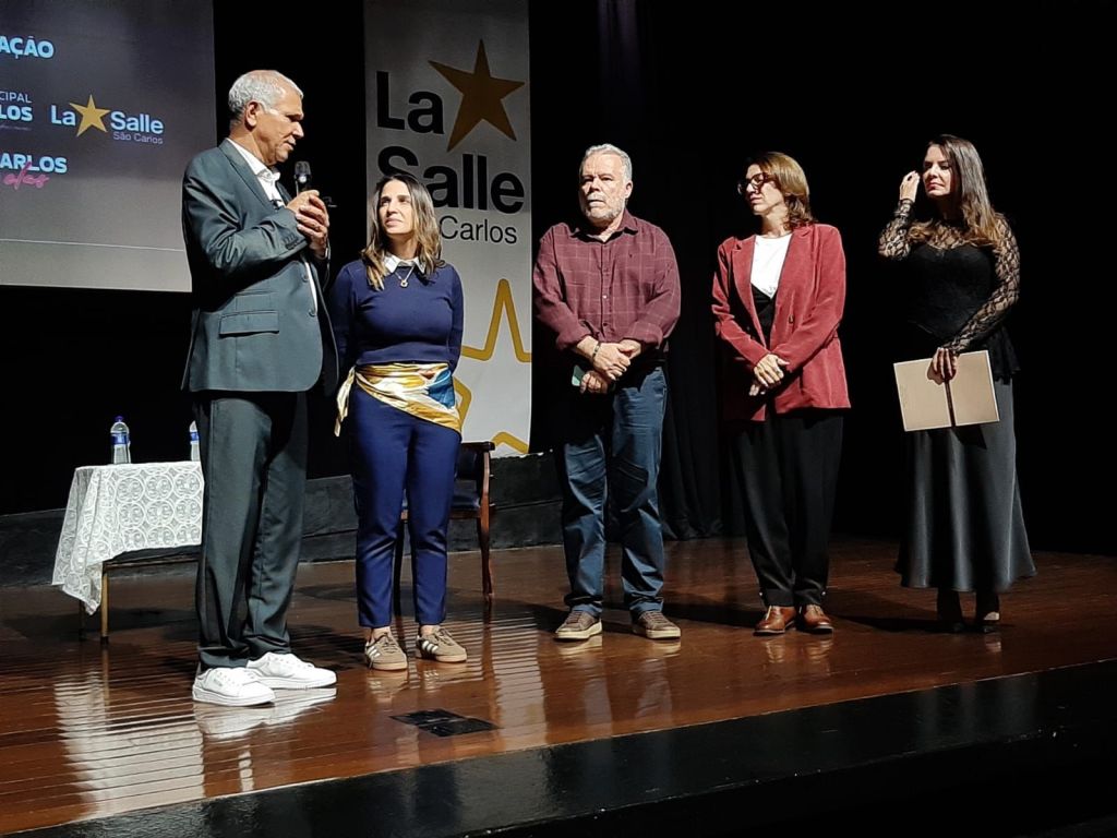 Teatro lotado e emoção marcam palestra de Ana Carolina, mãe de Isabella Nardoni, em evento promovido pela Câmara Municipal e Colégio Diocesano La Salle