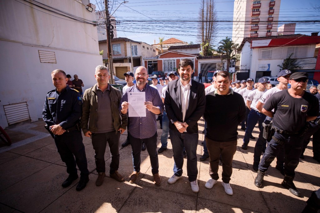 Nesta sexta (29), São Carlos testemunhou um momento de grande relevância para a valorização da segurança pública municipal. No Paço Municipal, autoridades e representantes se reuniram para anunciar oficialmente a recomposição dos benefícios salariais da Guarda Municipal e dos Agentes de Trânsito, categorias que haviam sofrido perdas significativas após uma decisão judicial.