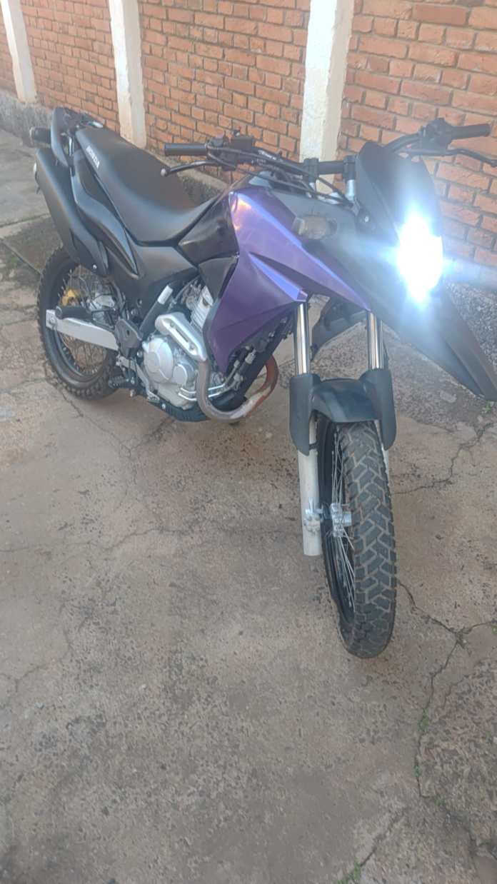 Homem é preso com motocicleta furtada e sinais identificadores adulterados na região Homem é preso com motocicleta furtada e sinais identificadores adulterados na região