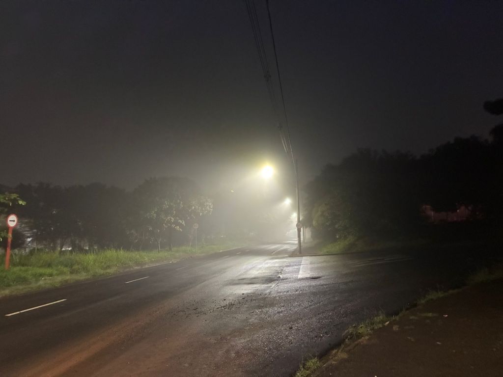 Após uma madrugada chuvosa nesta terça-feira, 19 de maio, a cidade de São Carlos amanheceu coberta por uma intensa neblina. Ruas, avenidas, parques e até as rodovias que cortam a região ficaram parcialmente encobertos pelo fenômeno, que reduziu drasticamente a visibilidade em diversos pontos do município.