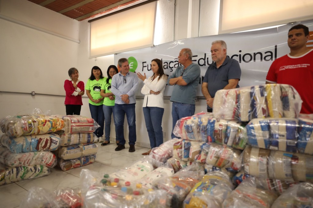 A primeira-dama e presidente do Fundo Social de Solidariedade, Herica Ricci Donato, recebeu nesta terça-feira (26/05), da Secretaria de Cultura e Turismo, da Fundação Educacional São Carlos (FESC) e de entidades da colônia japonesa, organizadoras da 15ª edição do Matsuri, mais de 1 tonelada de alimentos não perecíveis.