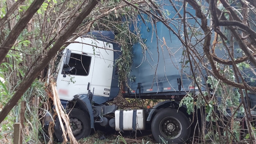 Um grave acidente registrado na tarde desta sexta-feira (22) resultou na morte de um caminhoneiro na rodovia SP-215, no trecho entre os municípios de Dourado e Ribeirão Bonito.