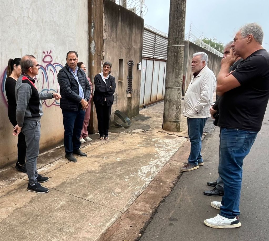 O vereador Lineu Navarro se reuniu, nesta quinta-feira (21), com moradores das ruas Dona Ana Prado, Domingos Marino e Cidade de Milão, próximas à tecelagem Capricórnio, na Vila Prado, em São Carlos