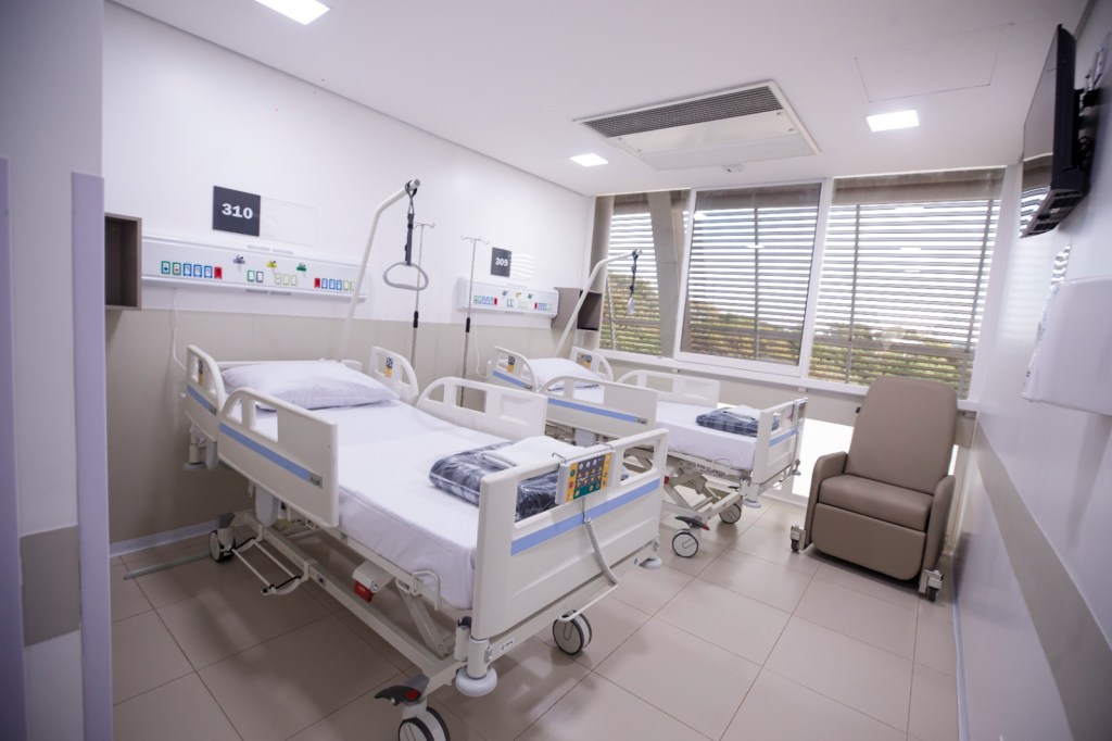 O prefeito Netto Donato e o secretário de Saúde, Leandro Pilha, entregaram na manhã desta sexta-feira (22/05) o alvará de funcionamento das novas instalações do Hospital Universitário (HU-UFSCar