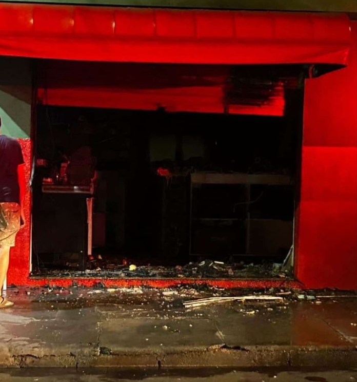 Um cenário de tristeza tomou conta da madrugada da última sexta-feira (15) na região da Bela Vista, em São Carlos. Por volta da 1h30, um incêndio atingiu o Sacolão do Povo localizado na rua Dr. Joaquim Rodrigues de Siqueira, 731